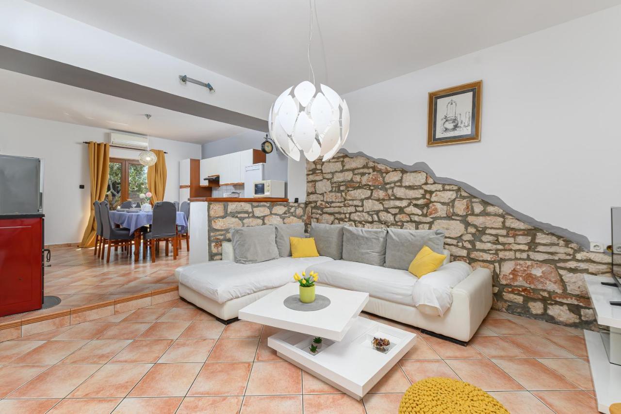 Villa Carla With Private Pool & Kids Playground - Pet Friendly Mutvoran 외부 사진