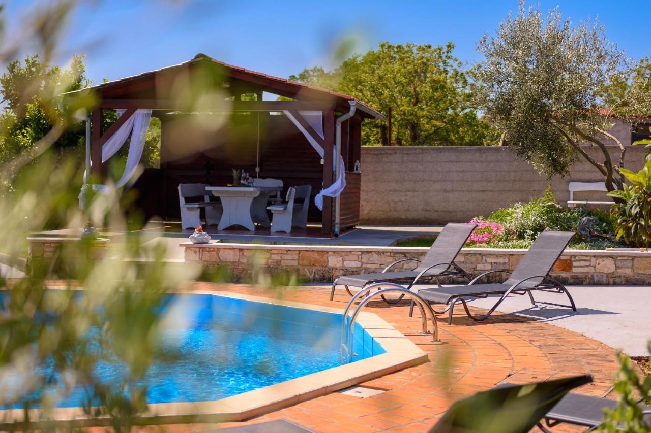 Villa Carla With Private Pool & Kids Playground - Pet Friendly Mutvoran 외부 사진
