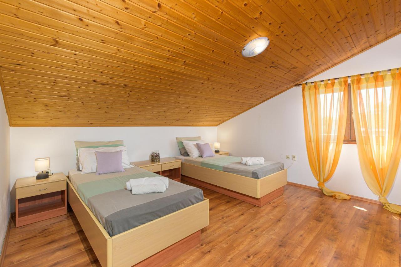 Villa Carla With Private Pool & Kids Playground - Pet Friendly Mutvoran 외부 사진